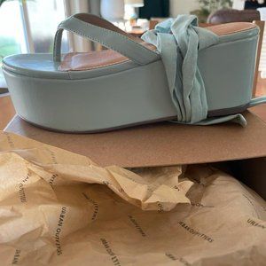 URBAN OUTFITTERS STRAPPY FLATFOR